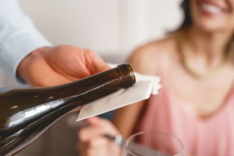 servir vino protocolo